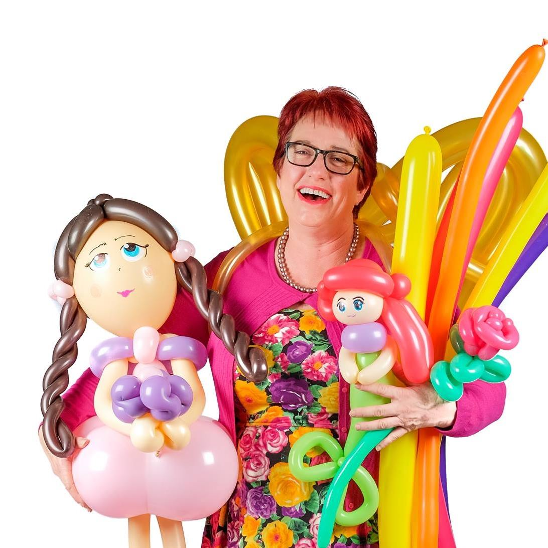 Childrens entertainer with balloon art